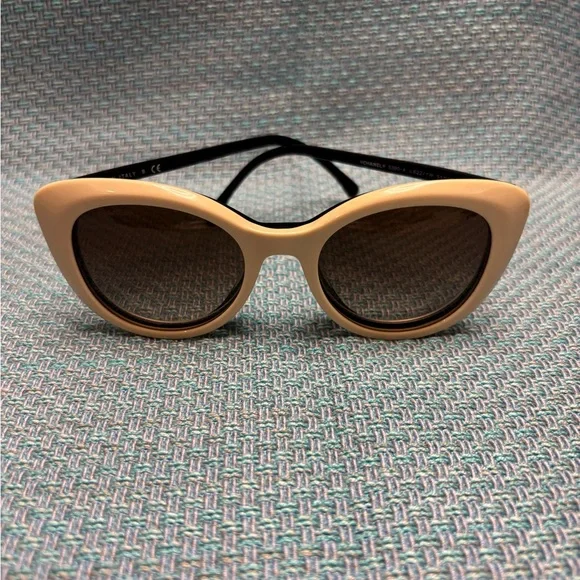 CHANEL Elegant and Interchangeable Sunglasses Trio - Picture 4 of 12